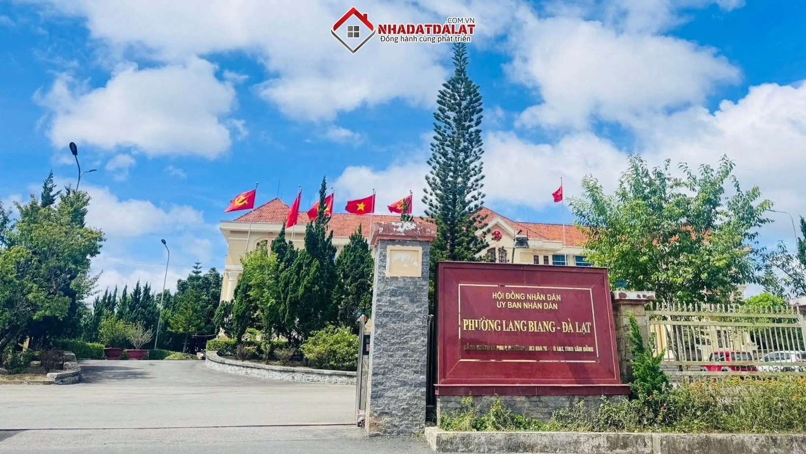 Trụ sở hành chính Phường Lang Biang đặt tại trụ sở Huyện ủy, HĐND và UBND huyện Lạc Dương cũ