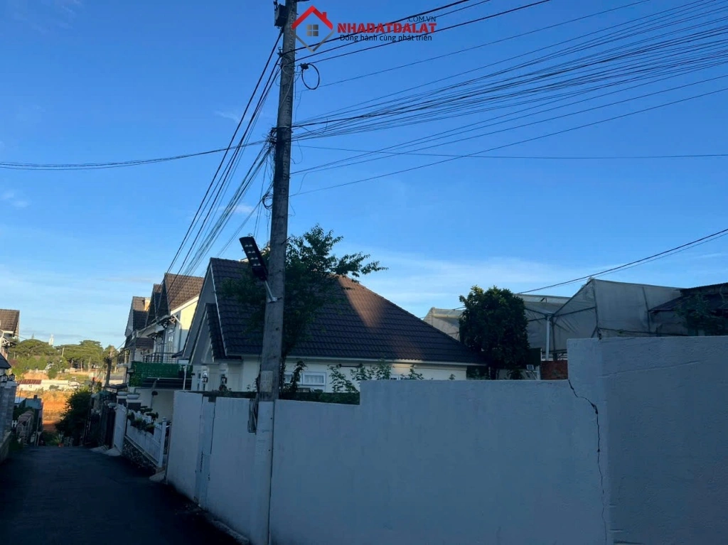 Bên ngoài villa Trần Đại Nghĩa