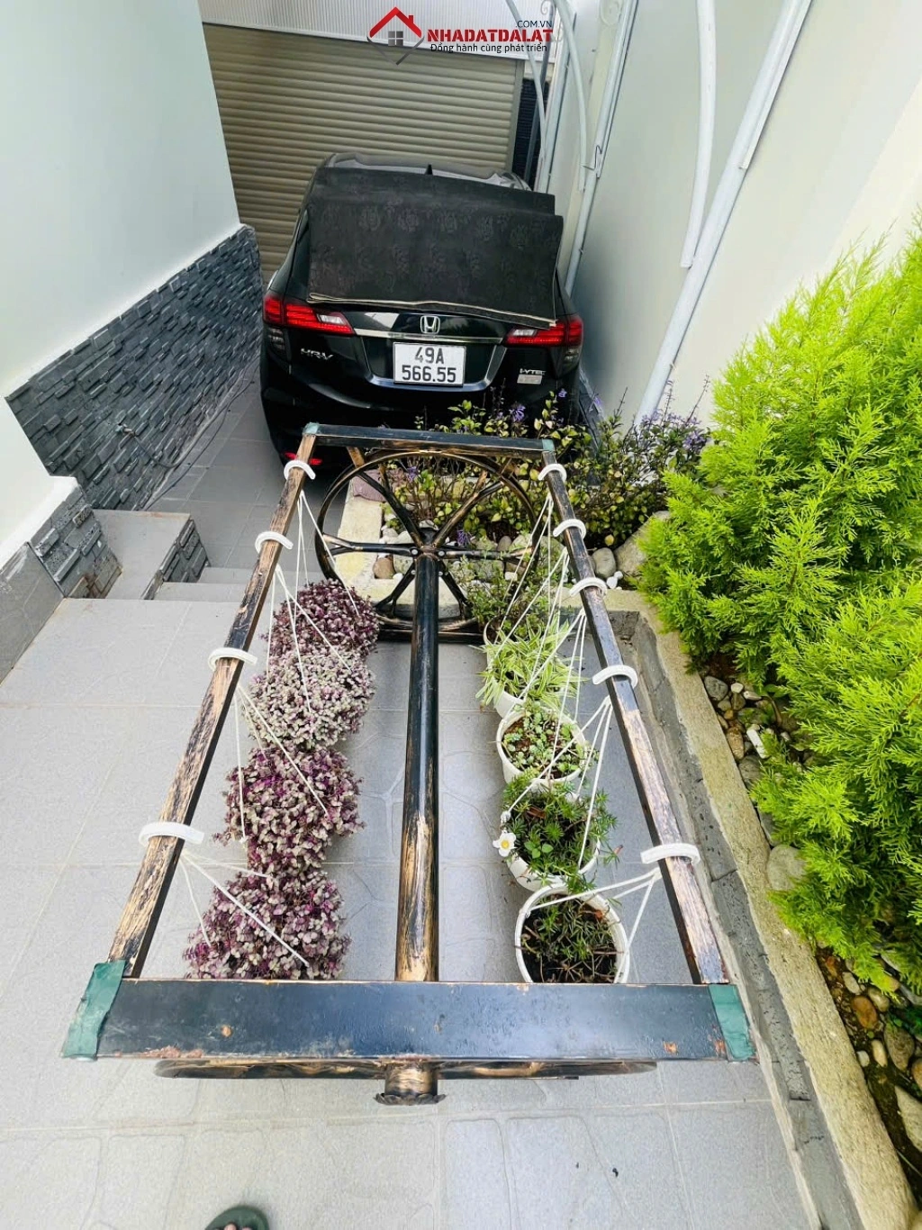 Khu vực để xe ô tô ở villa sân vườn Trần Đại Nghĩa Đà Lạt