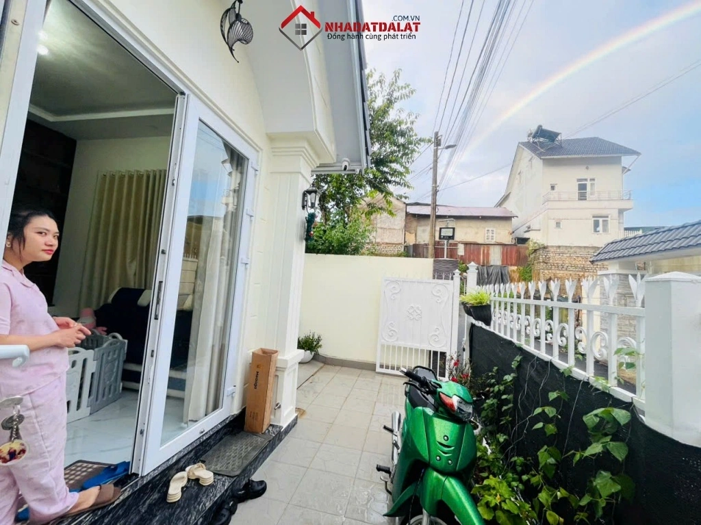 Cửa trước villa sân vườn Trần Đại Nghĩa Đà Lạt
